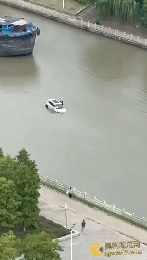 丹阳女司机油门当刹车,车子冲破栏杆栽进九曲河,幸好车窗围观女司机命大脱险,惊魂未定一出湿身戏!-6