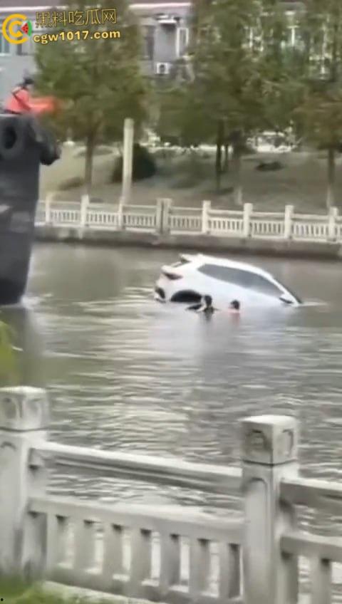 丹阳女司机油门当刹车,车子冲破栏杆栽进九曲河,幸好车窗围观女司机命大脱险,惊魂未定一出湿身戏!-7