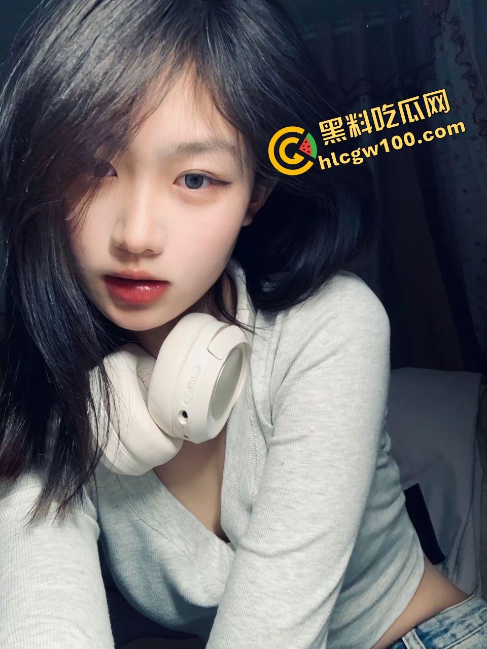 四川绵阳社会骚鸡【周梦瑶】极品御姐骚鸡露奶私拍,白虎粉逼爆操至喷水一地!独家曝光流出!-1