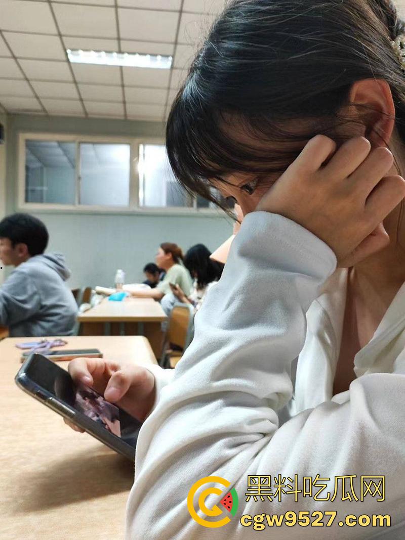 洛阳师范校园公交车【董雪莹】,大二在读反差母狗,三点粉嫩奶大饱满,被调教成母狗吞精口交淫荡至极!-2