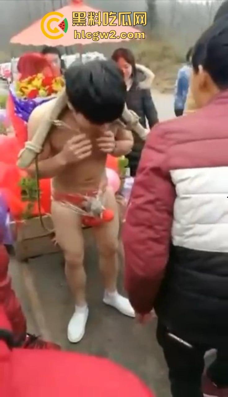 冬天也阻挡不了婚闹骚操作！新郎光着身子拉新娘，挡部麦克风延长到笑裂！-1