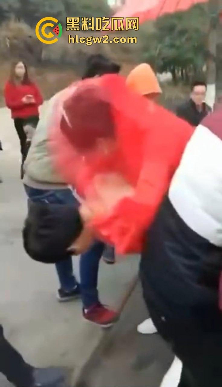 冬天也阻挡不了婚闹骚操作！新郎光着身子拉新娘，挡部麦克风延长到笑裂！-2