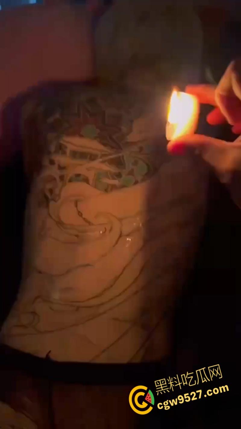 抖音网红精神小妹【无能巨婴】,线下约炮视频泄露,满背纹身滴蜡调教,楼梯站立后入猛操,真是骚到没边 !-5