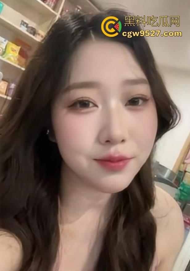 海角乱伦,边看电影边被嫂子疯狂色诱,埋头口交,老汉推车式猛插,无套内射精液流了嫂子一腿!-2