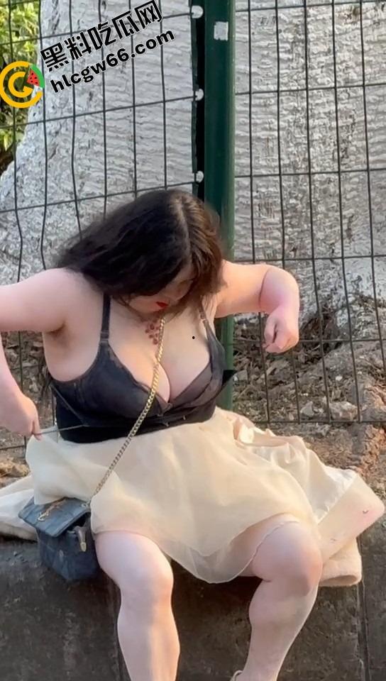 微胖美女整理奶罩全程高能!肉弹战车缓缓启动,这晃动幅度不是谁的内衣都扛得住的!-8