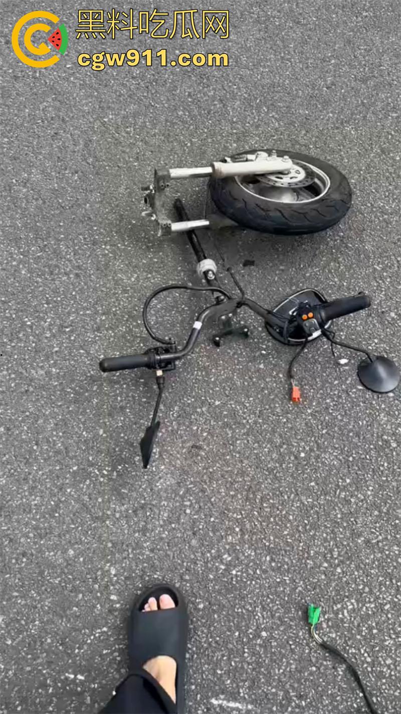 武汉小米汽车撞警察,地板油加速起步,本想装个大的结果翻车,警察当场撞死,小米汽车碎一地!-1