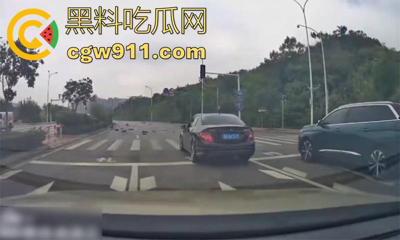 武汉小米汽车撞警察,地板油加速起步,本想装个大的结果翻车,警察当场撞死,小米汽车碎一地!-3