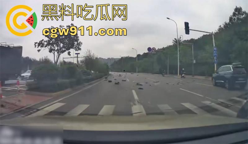 武汉小米汽车撞警察,地板油加速起步,本想装个大的结果翻车,警察当场撞死,小米汽车碎一地!-4