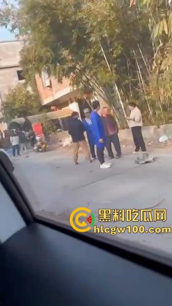 比亚迪秦村路超速强行超车,两名学生当场死亡,老父亲抱着儿子痛苦哀嚎-3