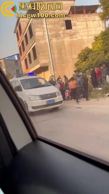 比亚迪秦村路超速强行超车,两名学生当场死亡,老父亲抱着儿子痛苦哀嚎-6