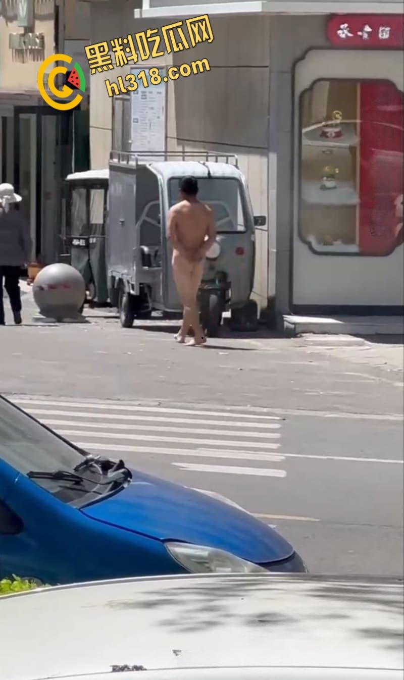 这年头真啥人都有,江西鹰潭惊现裸奔男,光腚推大妈摩托,吓得阿姨尖叫逃窜,还全裸探店吓傻街边店铺!-4