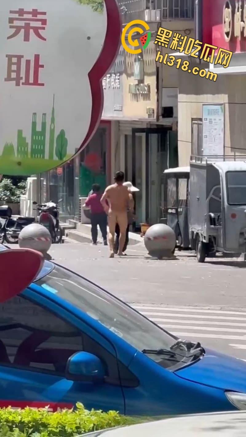 这年头真啥人都有,江西鹰潭惊现裸奔男,光腚推大妈摩托,吓得阿姨尖叫逃窜,还全裸探店吓傻街边店铺!-7