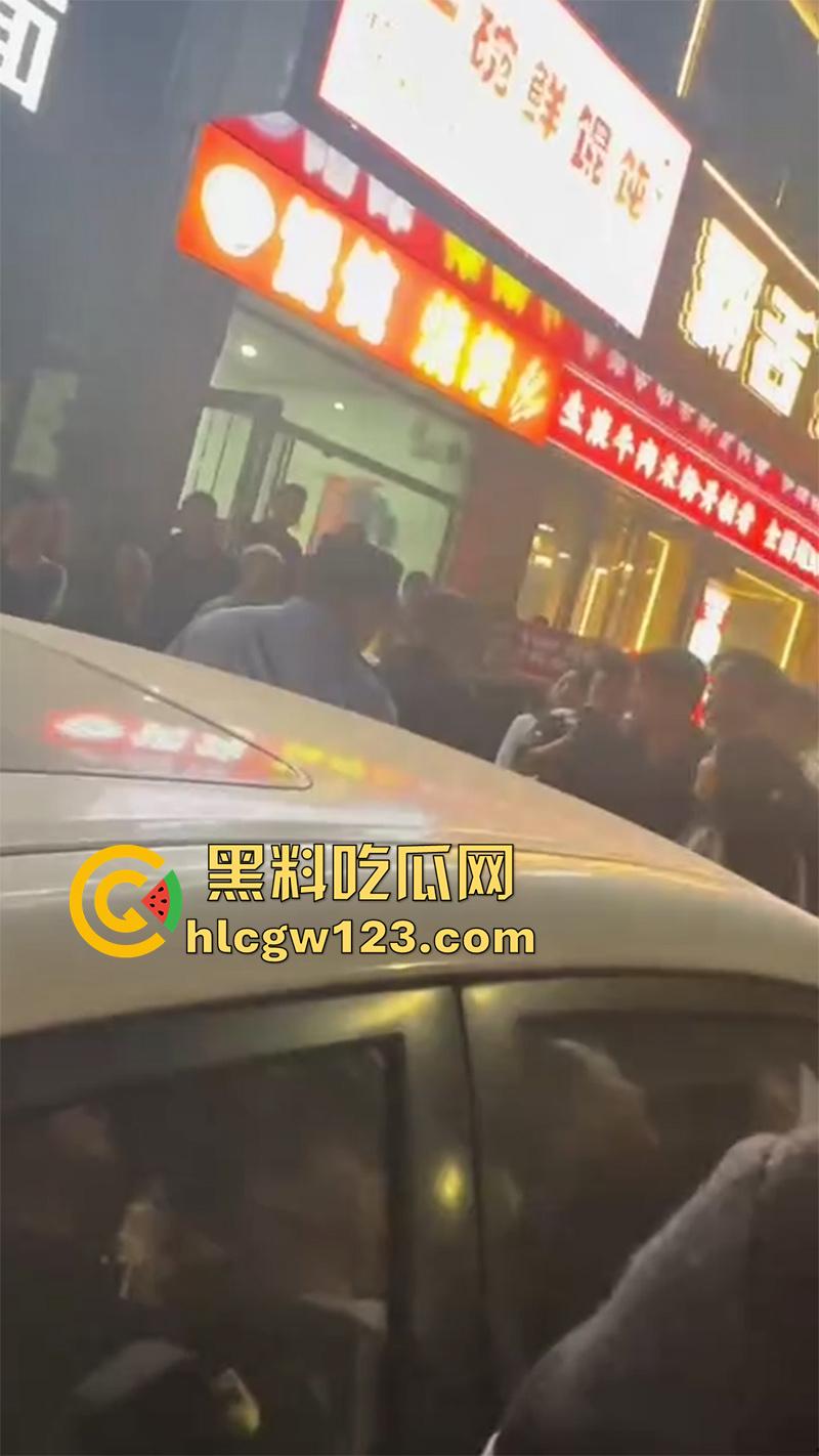 河南街拍女人打架,俩连衣裙性感闺蜜骚鸡,因客人大打出手,当街殴打对骂一群男人围观-1