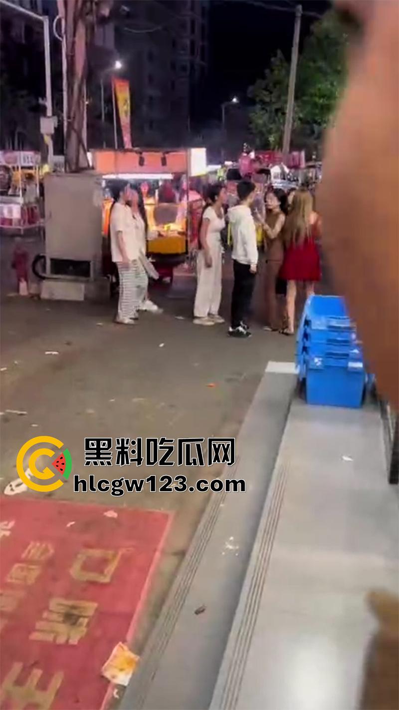 河南街拍女人打架,俩连衣裙性感闺蜜骚鸡,因客人大打出手,当街殴打对骂一群男人围观-6
