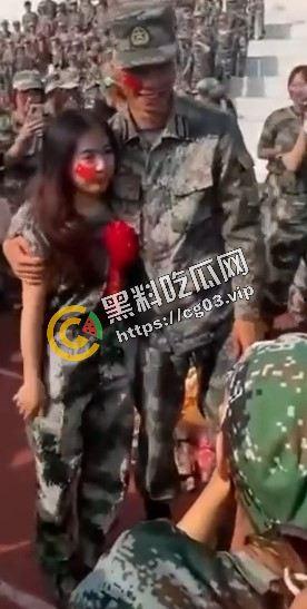 畜生!高一军训教官当众表白小姑娘 不知廉耻对高中生下手 还当众亲上了-2