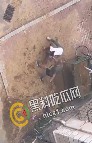 沈阳铁西区兴华南街疑似屠夫职业的光头发生无差别砍人事件,一老一女一年轻男子被杀 现场视频流出-4