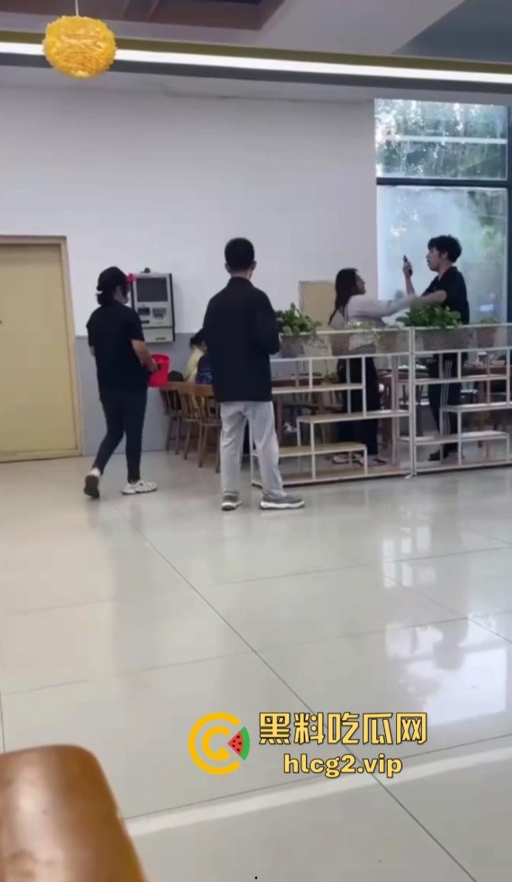 江苏师范大学小仙女食堂拿纸占位置被男生连环拳暴打 结果小仙女竟被保研!-7