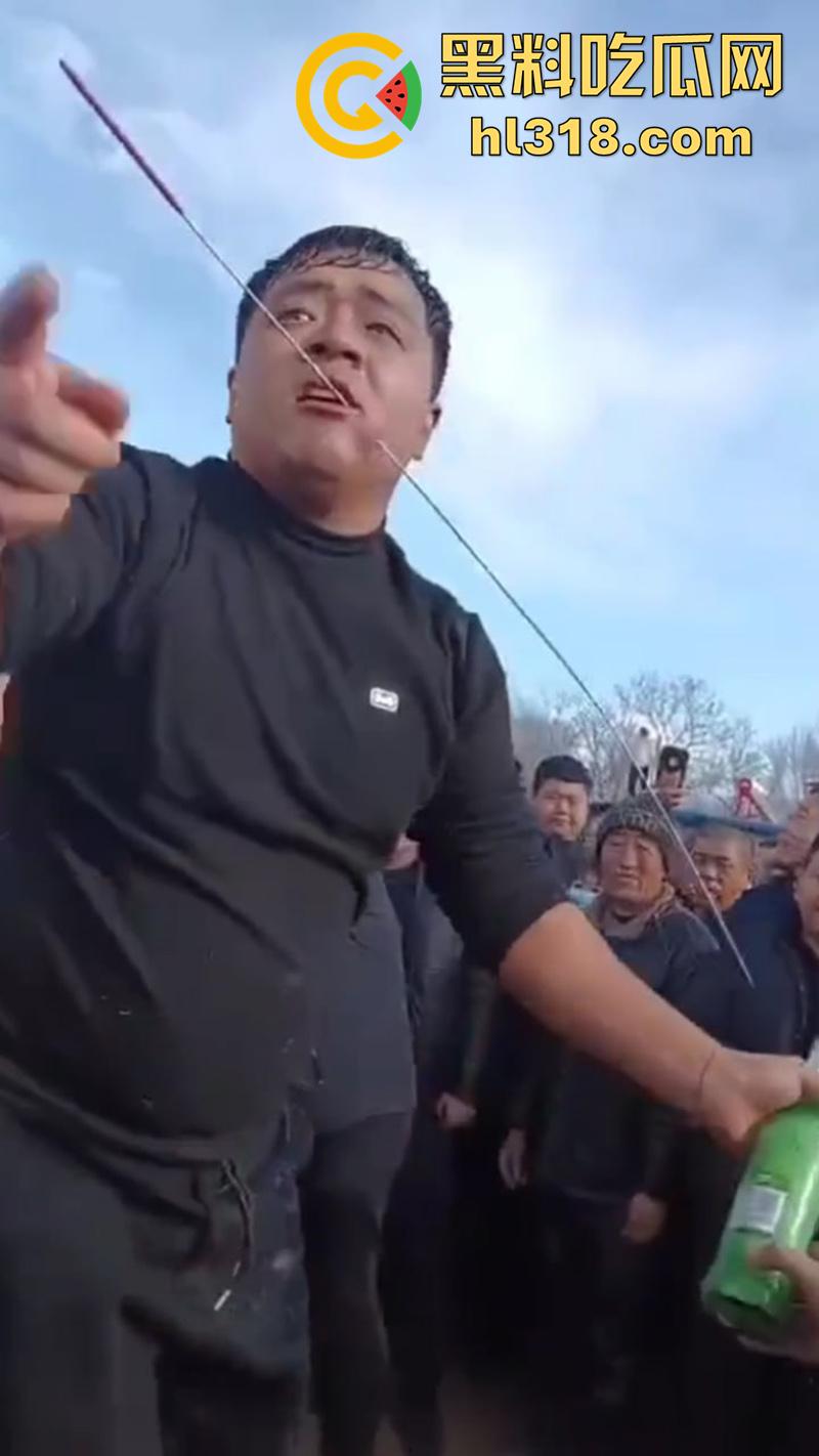 辽宁营口大石桥,对棚低俗表演现场实拍,各种钢针穿刺,铁链穿肉拉伸,玩的真够变态的啊!-2