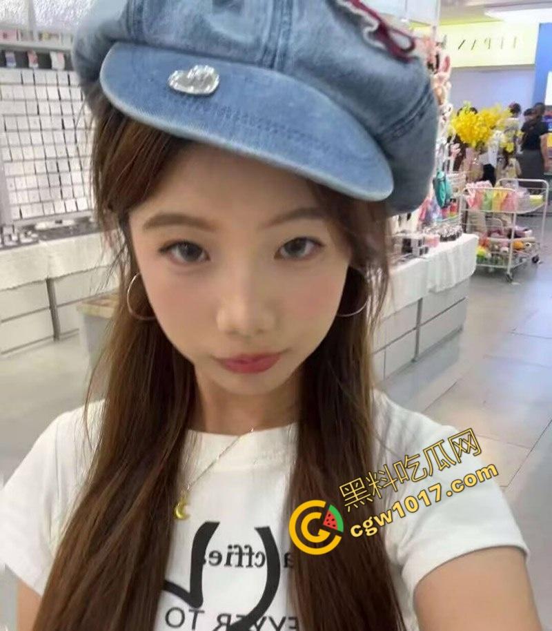 山东精神小妹【施雅雯】被调教视频曝光：酒店走廊、男厕所大尺度露出，露脸口交，骚到极致！-3