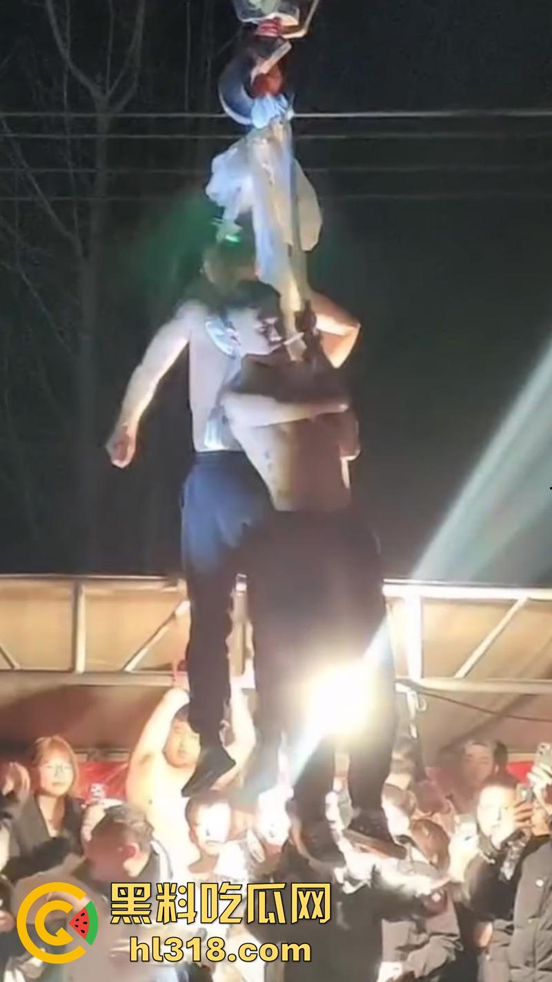 辽宁营口大石桥,对棚低俗表演现场实拍,各种钢针穿刺,铁链穿肉拉伸,玩的真够变态的啊!-7