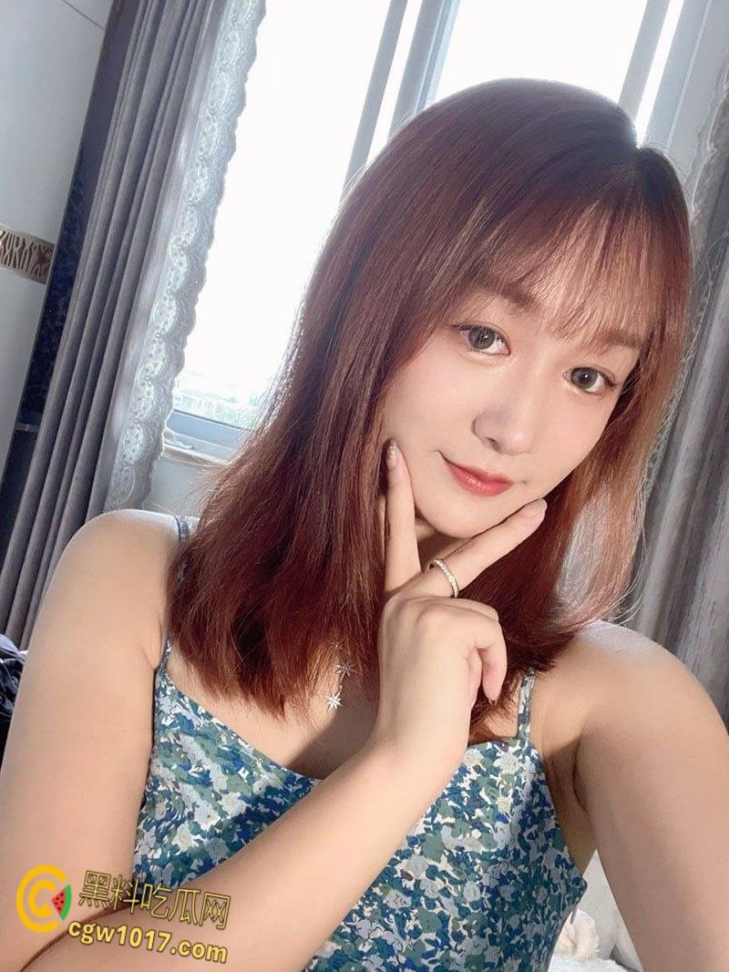 安徽女教师【崔欣丽】偷情学生家长被怒爆私密视频,深喉口交掰逼特写,反差教师黑洞深不可测!-1