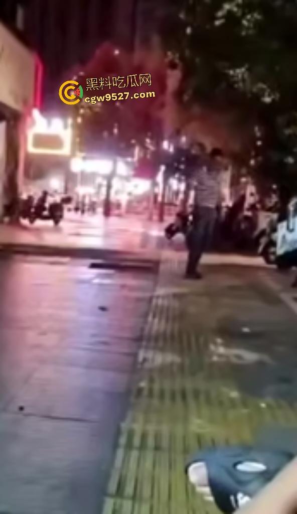 福建三明扬祖大药房老板娘偷情,被老公当场抓到,情夫躲药店不敢出来,路人看这女人这么老以为是他妈!-7