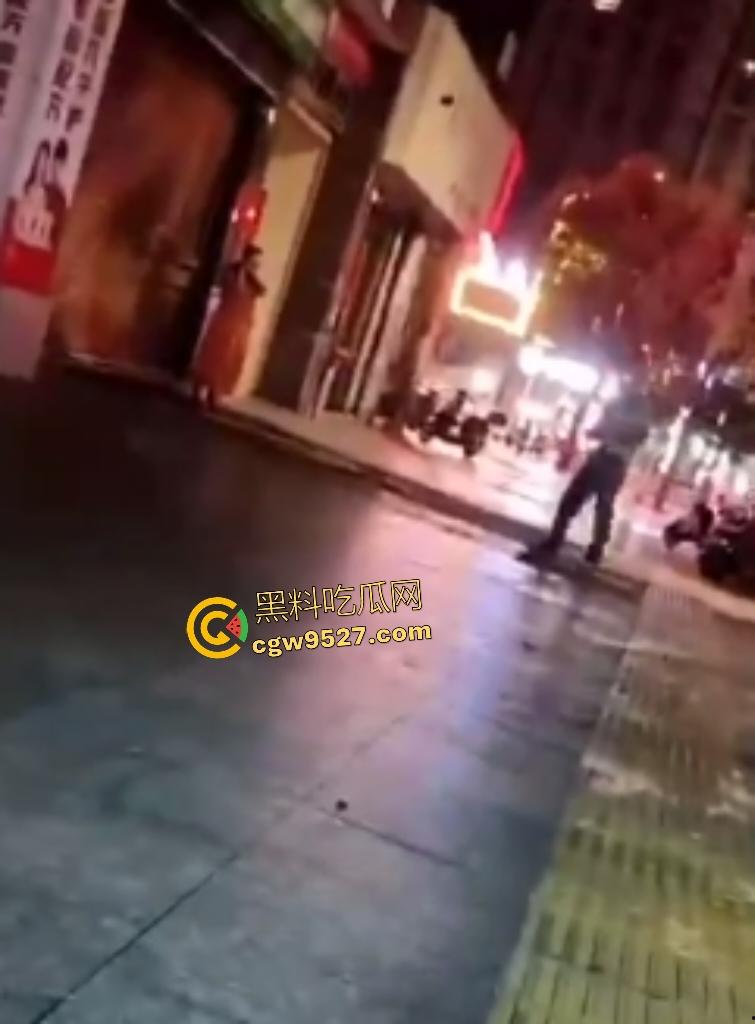 福建三明扬祖大药房老板娘偷情,被老公当场抓到,情夫躲药店不敢出来,路人看这女人这么老以为是他妈!-8