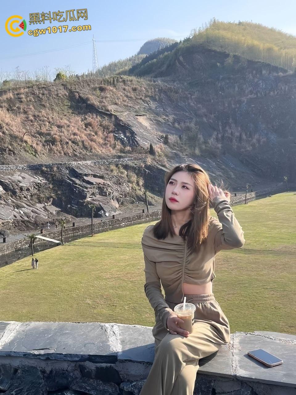 湖南涉外学院【邓妮】,骚浪小母狗露脸挨操,饥渴舔屌犹如欲兽,屌插肉穴蛋震花蒂,反差骚浪堪称极品!-4