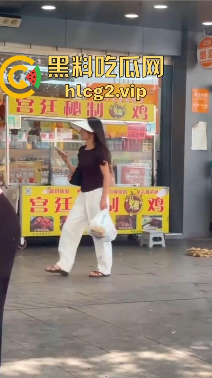 福建疯女人当街发疯！穿着内衣拿锅铲狂砸摊位，路过阿姨无辜挨锤头破血流！-1
