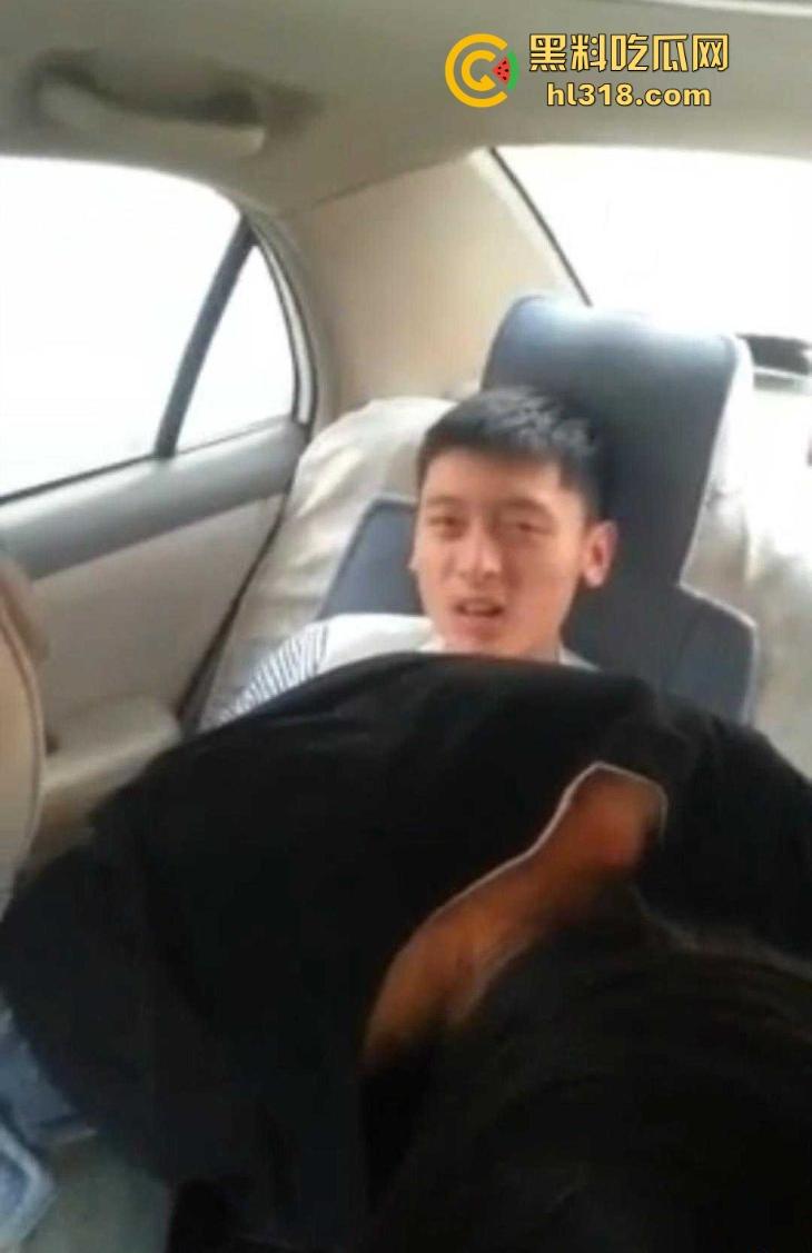 年轻小伙与女友后座骑乘,脱裤子就是干,前座好兄弟边开车边录,年轻人真会玩!-2