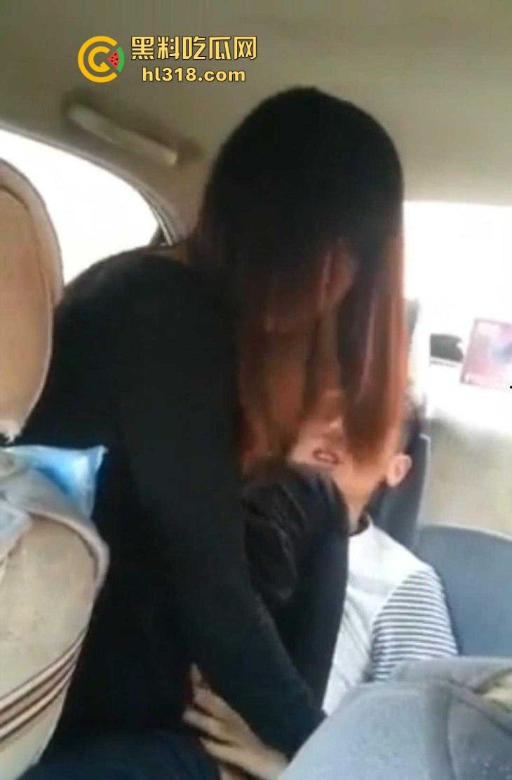 年轻小伙与女友后座骑乘,脱裤子就是干,前座好兄弟边开车边录,年轻人真会玩!-3