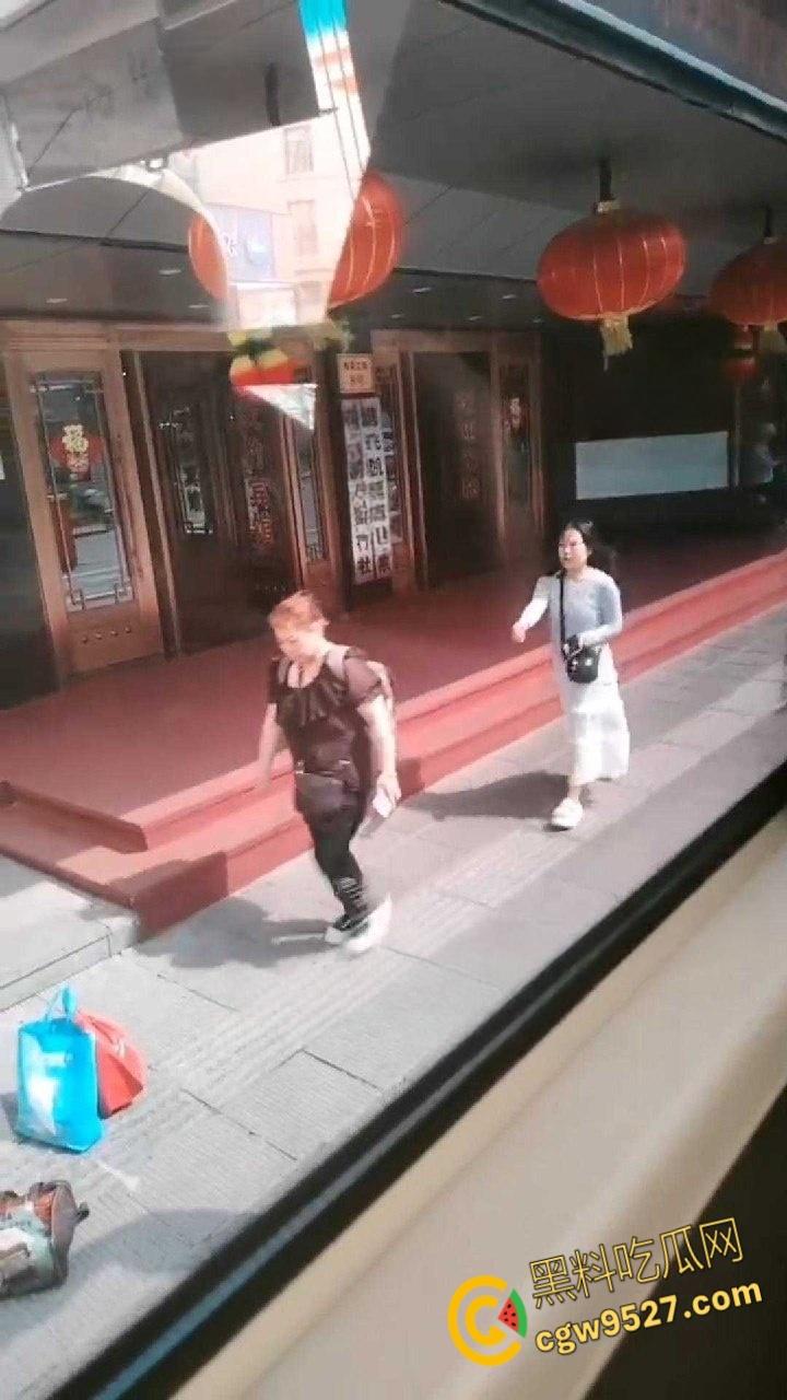 黑龙江鸡西一名女子想借网贷,做鼻子整容竟打自己老母,真白养了,群众直呼喂出个白眼狼!-2