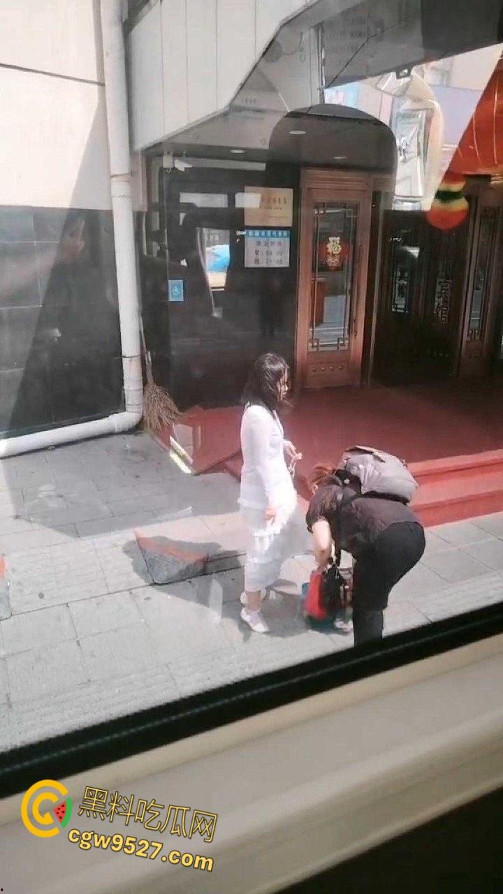 黑龙江鸡西一名女子想借网贷,做鼻子整容竟打自己老母,真白养了,群众直呼喂出个白眼狼!-3