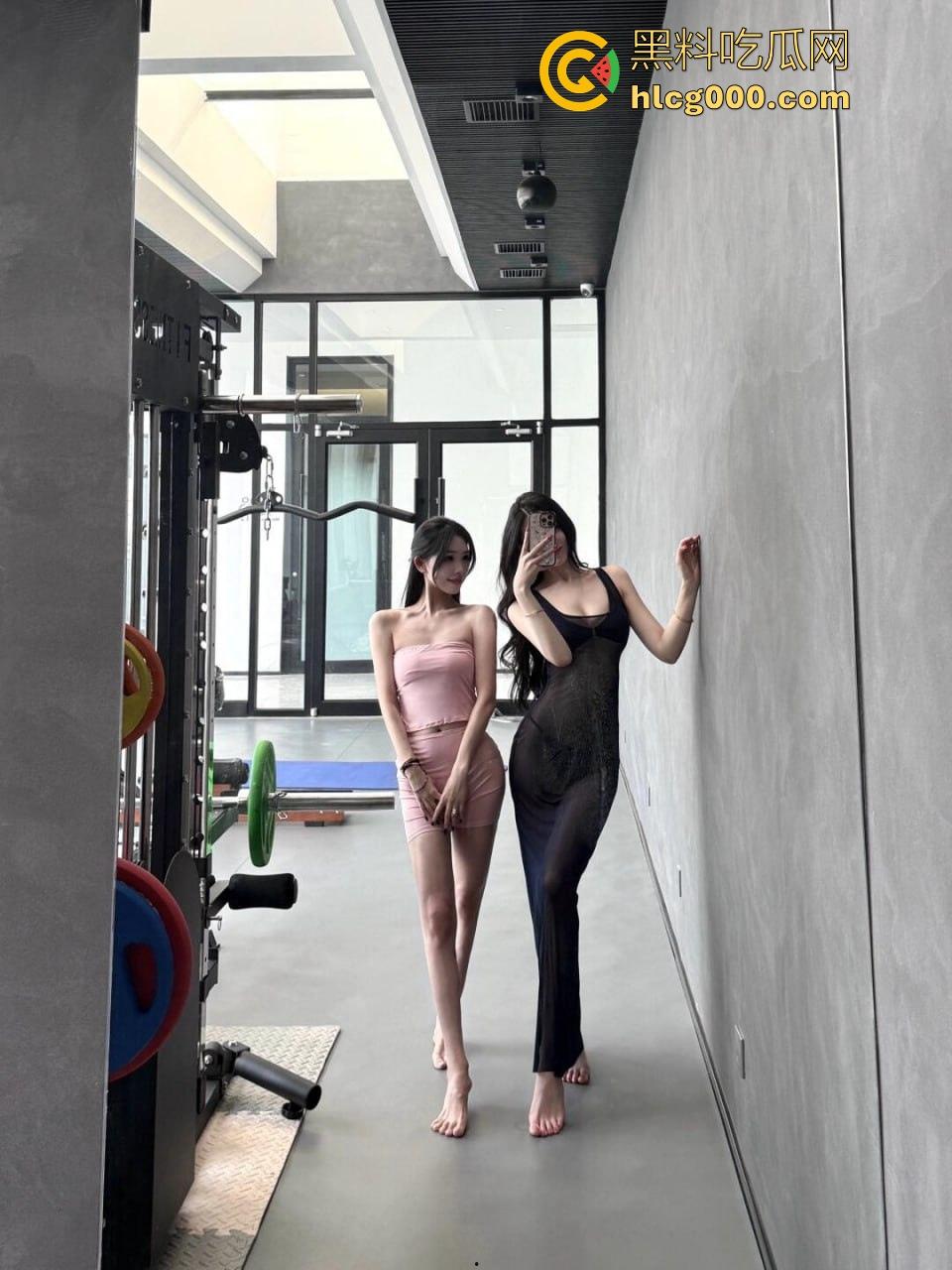 海角乱伦,和嫂嫂来了一次激情猛烈的性爱,狂扣淫荡肥逼,淫水四散喷溅顺着胳膊流满全身!-1