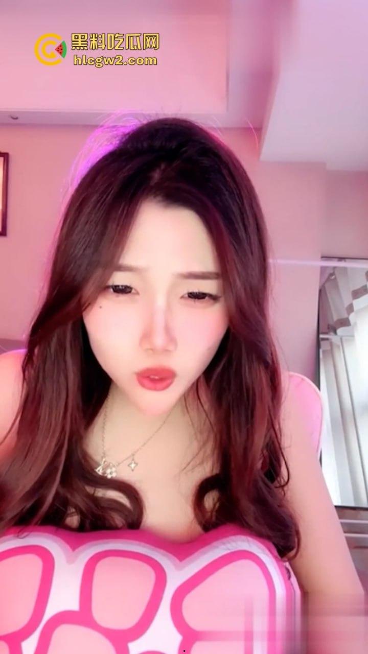 独家流出!网红福利姬【董小姐】放飞自我 美少女短裙全裸热舞 首次道具自慰流出白浆-2