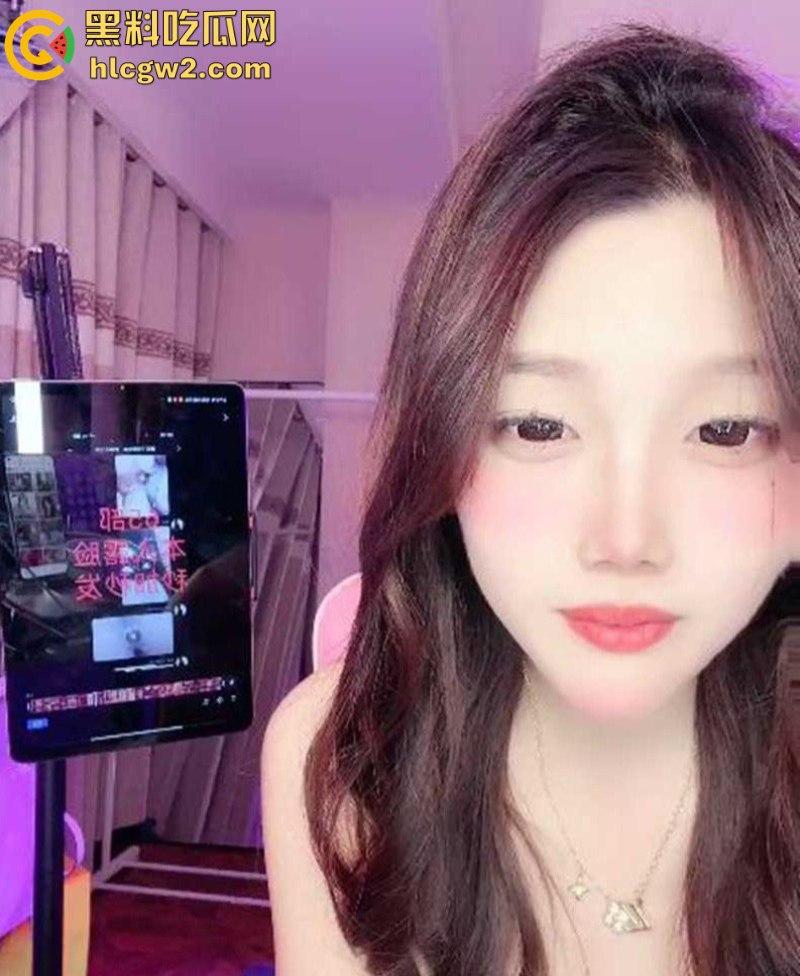 独家流出!网红福利姬【董小姐】放飞自我 美少女短裙全裸热舞 首次道具自慰流出白浆-5