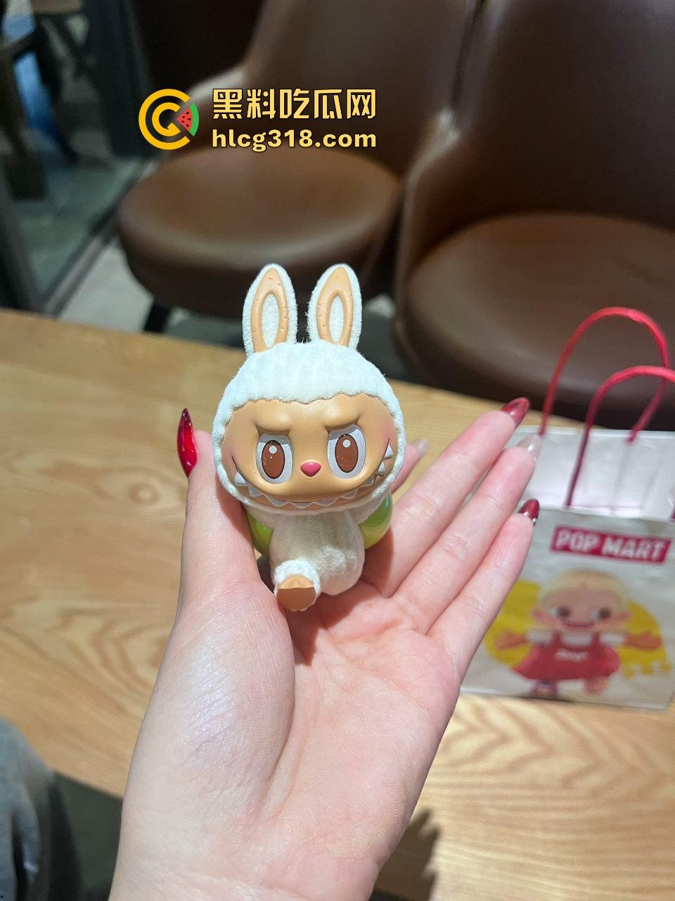 labubu能火是有他的道理的 约炮新神器 一个labubu就能操一个名媛御姐类型 兄弟们要紧跟潮流喔！-4