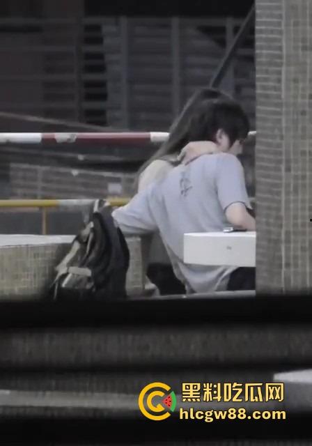 武汉小伙靠黄金手指拿下富婆姐姐,少妇被抠到表情爽得浪叫求饶一看就到点了,这才是真正的手艺人!-11