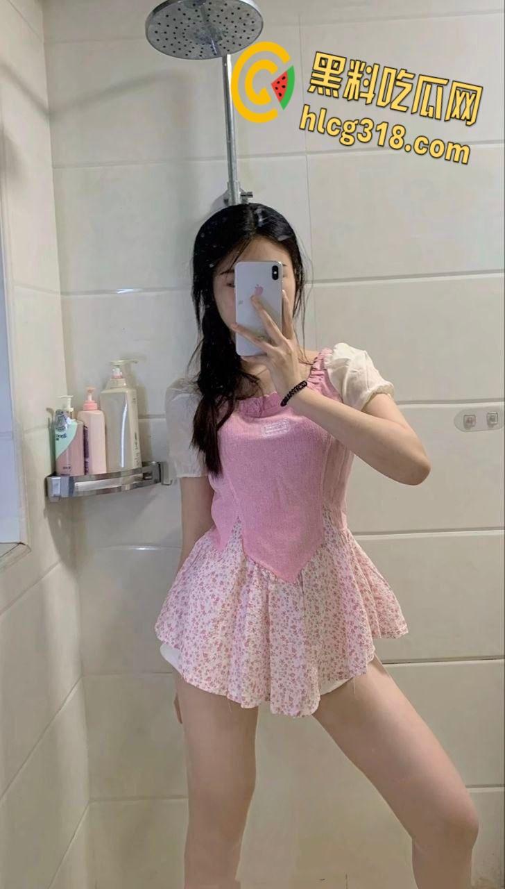 酒吧约炮高颜值嫩妹,竟是高中校友,连体开档黑丝害羞的用手挡,回家路上车震口爆!-3