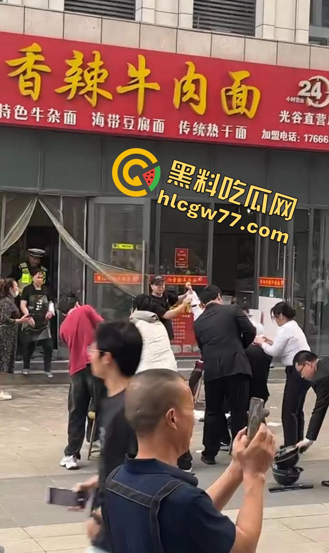 襄阳香辣牛肉面店惊爆刀仔砍人大戏!只因美团欠外卖小哥2000块,进美团部门狂砍同事,直接断手!-4