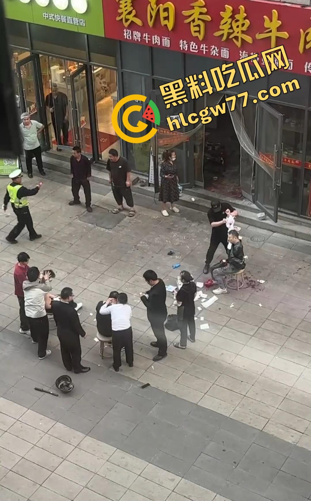 襄阳香辣牛肉面店惊爆刀仔砍人大戏!只因美团欠外卖小哥2000块,进美团部门狂砍同事,直接断手!-7