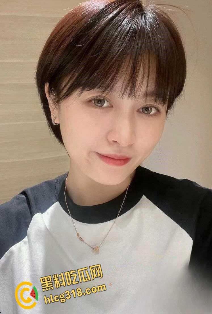 上海短发少妇【Ivy未央】,公务员外衣下的熟女尤物,性感白虎粉嫩诱惑,各种露出寻求刺激 !-2