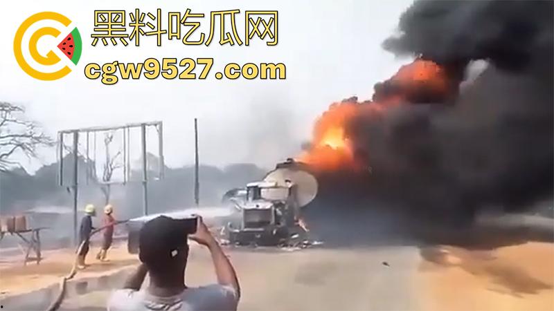 油罐车爆炸恐怖现场,造成77人死亡,鸡巴都给烧焦了,原始风味大烧烤,实在太惨了!-5
