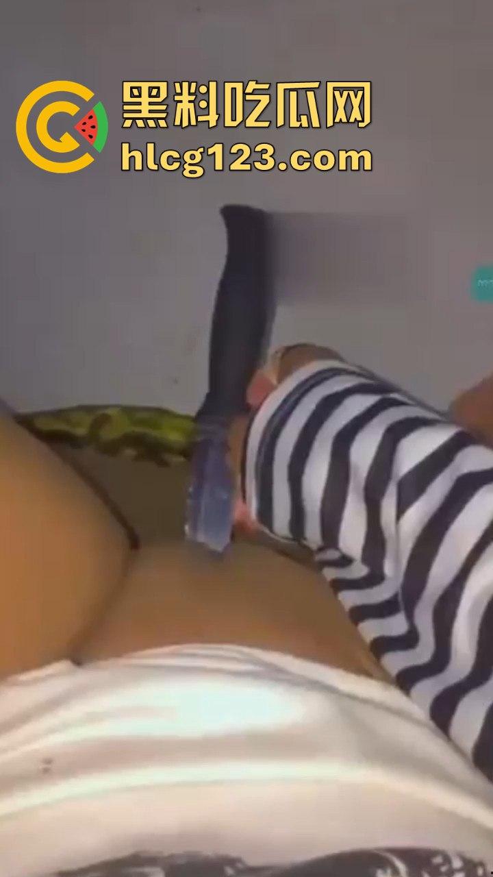 命悬一线的自慰方式?国外白虎妹用长刀自慰,刀光剑影间的快感与危险齐飞!-3