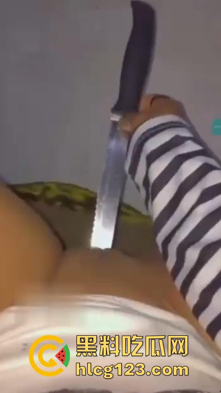 命悬一线的自慰方式?国外白虎妹用长刀自慰,刀光剑影间的快感与危险齐飞!-6