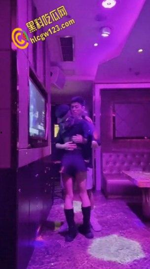 KTV包间里拥吻,衣着暴露的女同学深入短裤抚摸,卫生间激情口交站立后入打桩 !-1