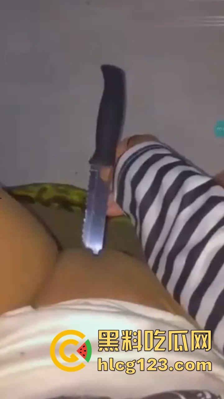 命悬一线的自慰方式?国外白虎妹用长刀自慰,刀光剑影间的快感与危险齐飞!-8