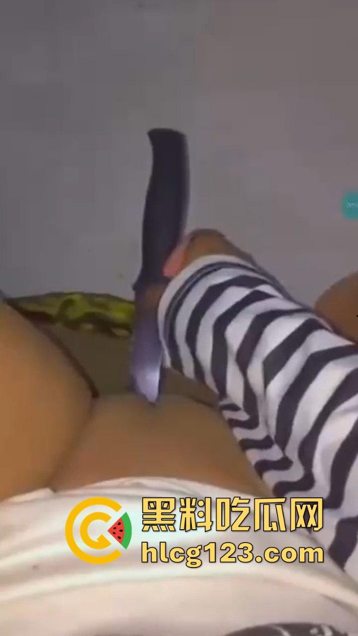 命悬一线的自慰方式?国外白虎妹用长刀自慰,刀光剑影间的快感与危险齐飞!-9