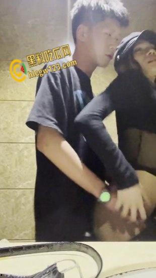 KTV包间里拥吻,衣着暴露的女同学深入短裤抚摸,卫生间激情口交站立后入打桩 !-7