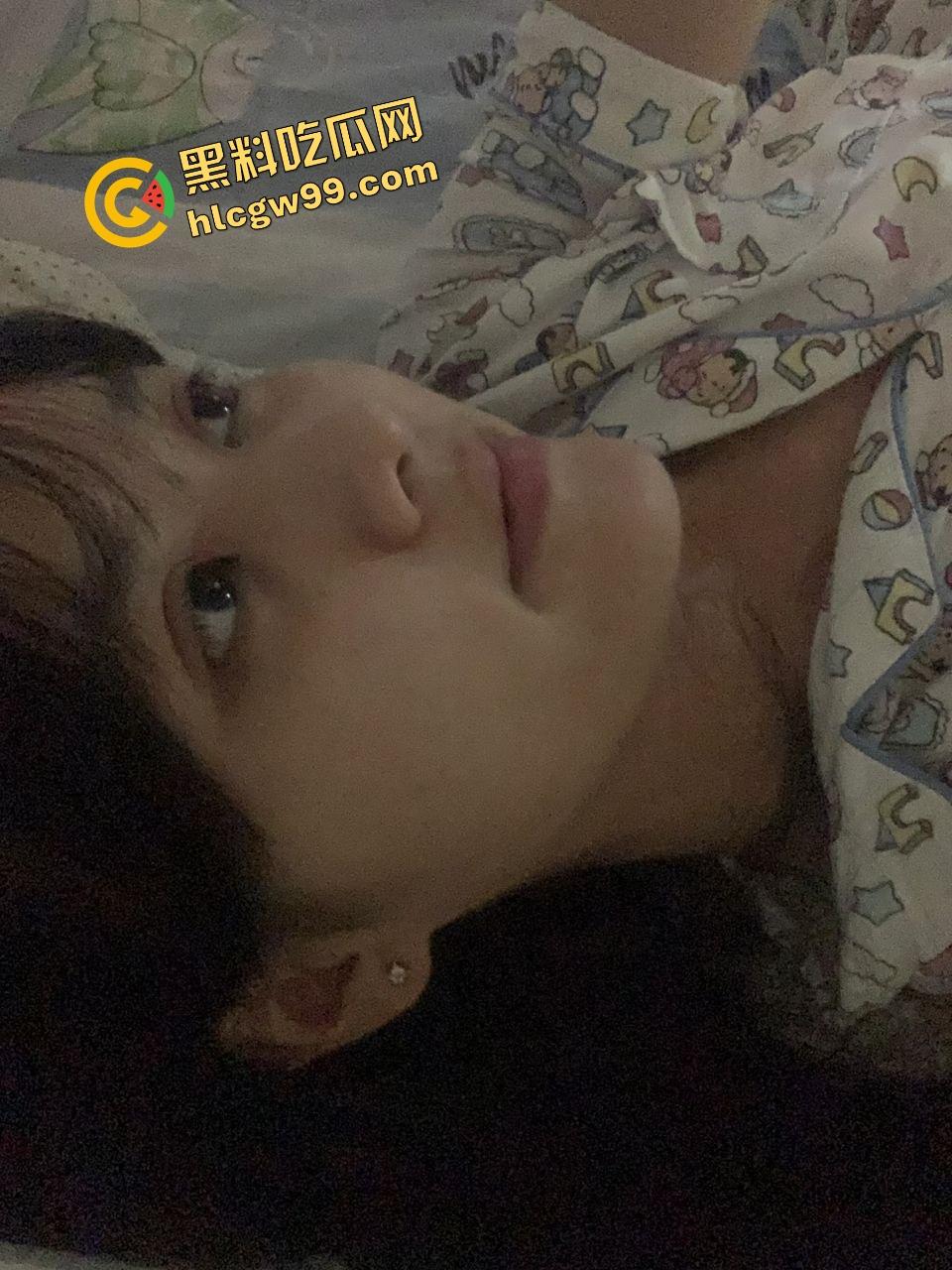 谈个骚母狗是种什么体验？潍坊工商职业反差骚货，袁芊宿舍内自拍骚逼还要P图供男友观赏！-4